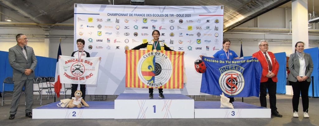 Cette année le club de tir de Pertuis c’est distingué en la personne de mademoiselle Valentine DELEUZE qui décroche une superbe médaille d’or avec 277 points dans la discipline pistolet 10 mètres catégorie benjamin filles lors des 39ème championnats de France des écoles de tir qui se déroulais à Dole dans le Jura. 7 disciplines étais représentées avec pas moins de 1460 jeunes venus de toute la France pour participé à cette compétition.
Le comité départemental adresse toutes ses félicitations à mademoiselle Deleuze ainsi qu’aux nombres tireurs qui ont représentés le Vaucluse lors de ses championnats de France.
